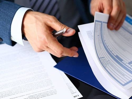 After a traffic accident, is it better to hire a private lawyer or an insurance lawyer?